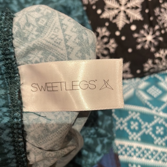 Sweet legs - Picture 2 of 3